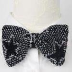 Knitted bow tie in star pat..