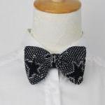 Knitted bow tie in star pat..