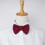 Knitted bow tie in heart/ar..