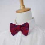 Knitted bow tie in heart/ar..