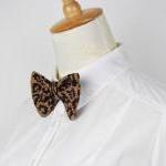 Knitted bow tie in leopard ..