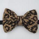 Knitted bow tie in leopard ..