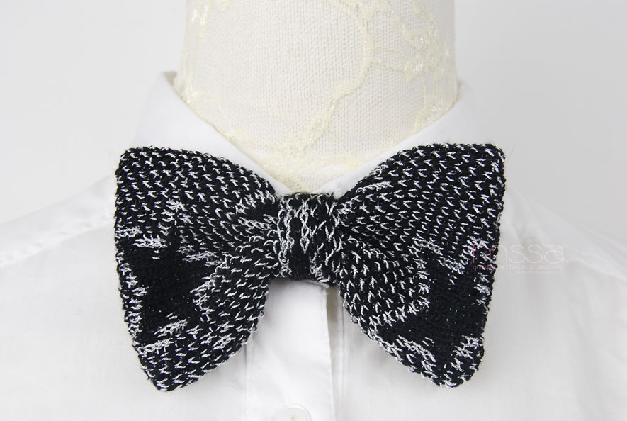 Knitted bow tie in star pattern: Black star